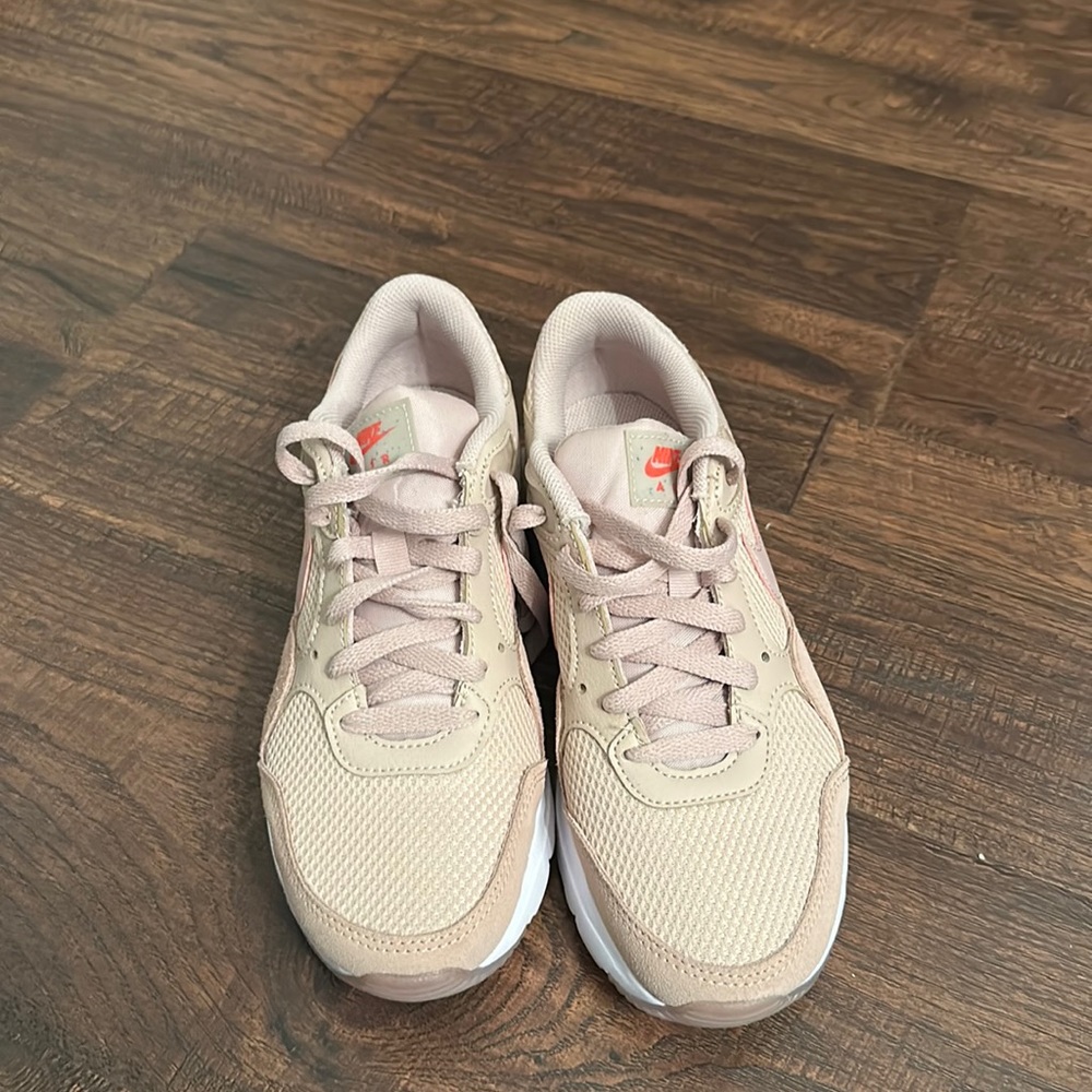 Tennis shoes